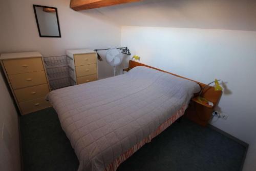 - une petite chambre avec un lit et une lampe dans l'établissement Jolie Maison T3 mezzanine climatisée avec veranda, 4 à 5 couchages, terrasse clôturée, WIFI inclus, Résidence LES MARINES, 200m de la plage LRMA68B, à Portiragnes