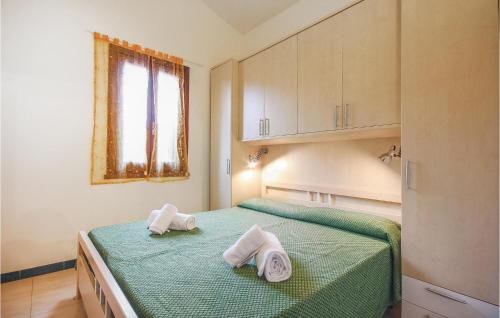 um pequeno quarto com 2 camas e toalhas em 1 Bedroom Gorgeous Apartment In Costa Rei -ca- em Monte Nai