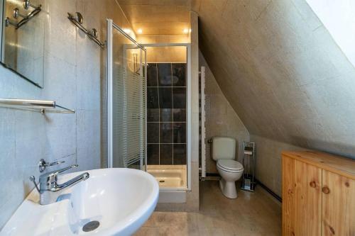 的住宿－Maison Monribot，一间带水槽和卫生间的浴室