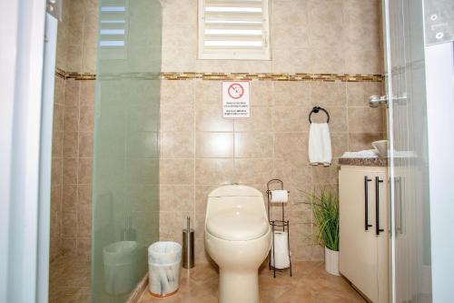 y baño con aseo y ducha. en EcoMar Rentals 3/2: Cabo Rojo PR: Piscina y Playas, en Cabo Rojo