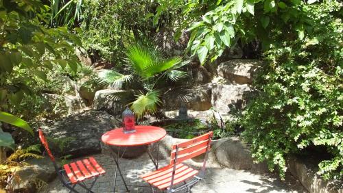 a table and two chairs and a table and a table and chairs at Monte Alerta Turismo Rural in Monsaraz