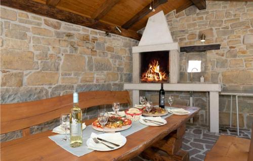 una mesa con platos de comida y una chimenea en Ninna, en Buzet