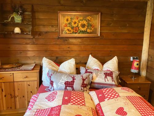 a bedroom with two beds and a painting on the wall at Schlafkota vom Friesenhof Wieratal 