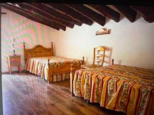 - une chambre avec 2 lits et un mur dans l'établissement Villa El Rio met privé zwembad & 100% privacy, à Sabariego