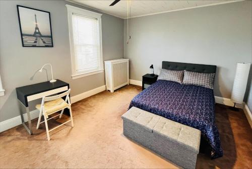 1 dormitorio con cama, escritorio y cama sidx sidx sidx sidx en Cozy Home close to New York City en Fairview