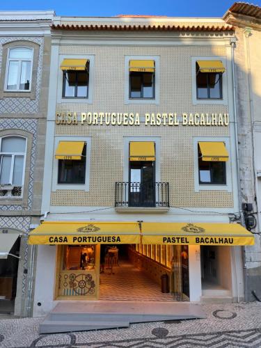 a building with a pastaeriaeria pastel bakery on it at PORTARIA HOUSING in Aveiro