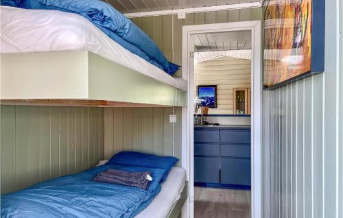 Łóżko piętrowe w pokoju z kuchnią w obiekcie Beautiful Home In Rennesy With Wifi w mieście Østhusvik
