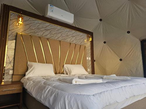 Postel nebo postele na pokoji v ubytování Star Camp Wadi Rum