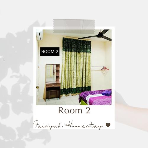 Cette chambre comprend un lit et un miroir. dans l'établissement FAISYAH HOMESTAY, à Lahad Datu