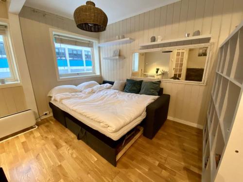 a bedroom with a large bed in a room at Sentralt og hjemmekoselig in Narvik