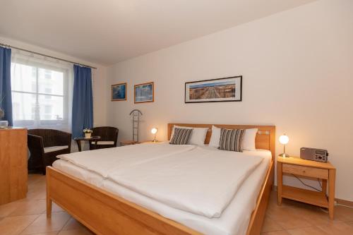 ein Schlafzimmer mit einem großen Bett in einem Zimmer in der Unterkunft Apartments Büsumer Ring in Kühlungsborn