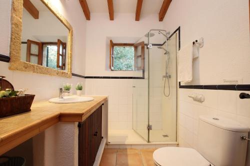 y baño con ducha, lavabo y aseo. en Villa Pedro Monjo, en Pollensa