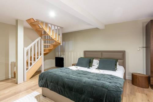 - une chambre avec un grand lit et un escalier dans l'établissement Apartment center of Paris by Studio prestige, à Paris