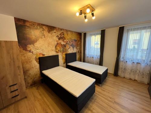 2 Betten in einem Zimmer mit einer Wand in der Unterkunft Engstliz House in Foeni