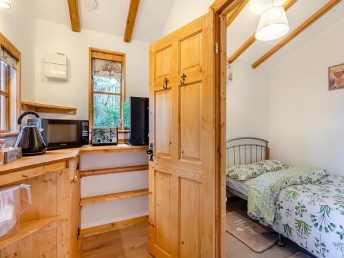 een keuken met een wastafel en een bed in een kamer bij Lion House- Uk45705 in Brinkley