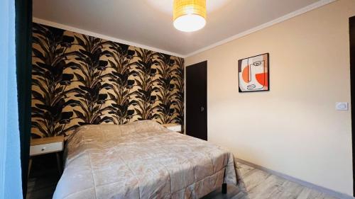 - une chambre avec un lit et du papier peint noir et blanc dans l'établissement Pluton, à Montpellier