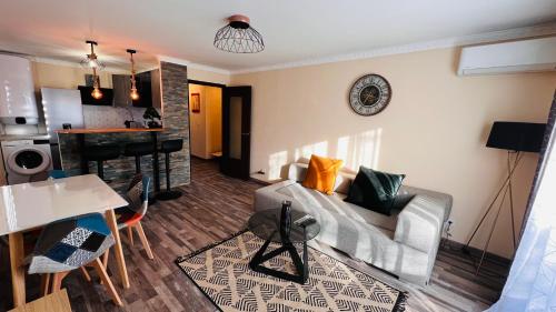 un salon avec un canapé et une cuisine dans l'établissement Pluton, à Montpellier