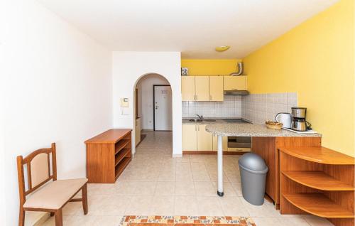 Cozy Apartment In Okrug Gornji