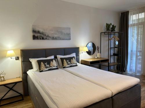 um quarto com uma cama grande e 2 almofadas em Sana Ski apartment 313A in Flora, Borovets em Borovets