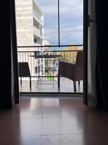 Habitación con vistas a un balcón con mesa y sillas. en La Stazione di Posta en Cassino