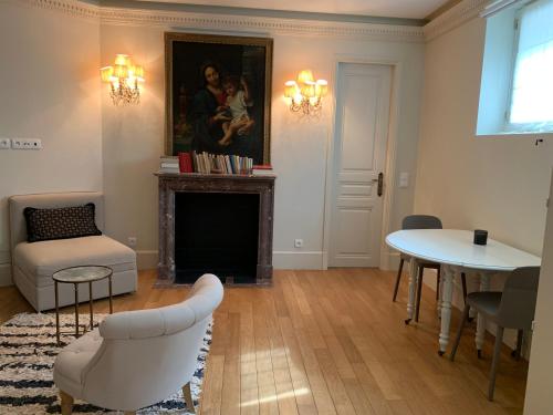 - un salon avec une cheminée, une table et des chaises dans l'établissement Appartement Paris 7e Invalides Tour Eiffel, à Paris