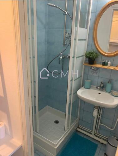 Un baño de Cozy Malakoff Studio - Near Paris