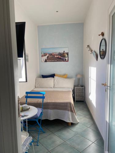 ナポリにあるLa Casa sui Tettiのベッドルーム(ベッド1台、テーブル、椅子付)