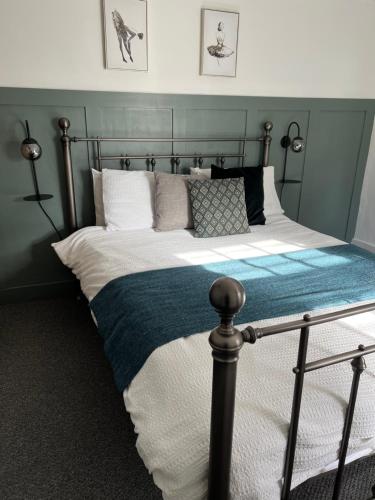 Hurst cottage, a cosy 2 bed cottage in Dorset في Stalbridge: غرفة نوم بسرير مع اطار معدني