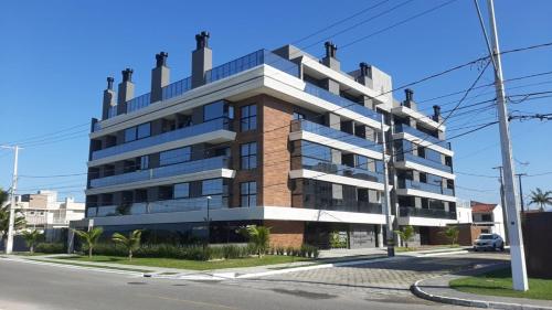un immeuble d'appartements au coin d'une rue dans l'établissement Studio 110 Maravilhoso Vista Mar Piscina Aquecida, à Matinhos