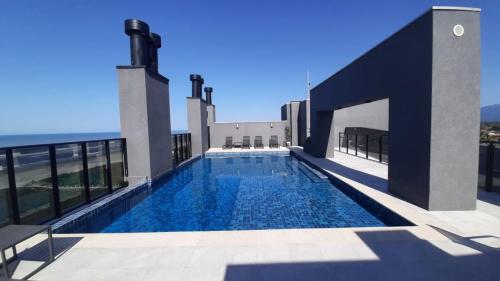 une piscine sur le toit d'un immeuble dans l'établissement Studio 110 Maravilhoso Vista Mar Piscina Aquecida, à Matinhos