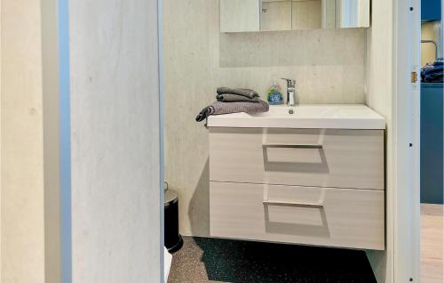 łazienka z umywalką i białym blatem w obiekcie Beautiful Home In Rennesy With Wifi w mieście Østhusvik