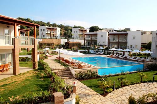 un complejo con piscina y algunos edificios en Dibek Homes Villa & Hotel, en Yalıkavak