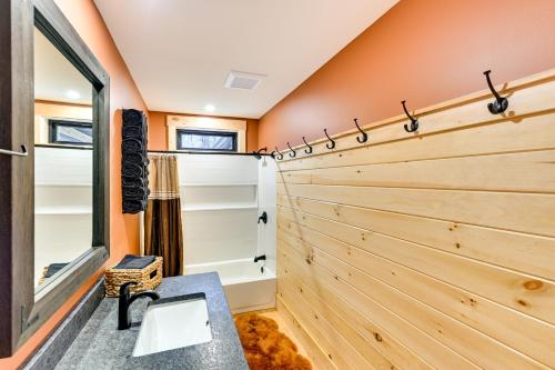 Kúpeľňa v ubytovaní Modern Cabin with Hot Tub and Sacandaga Lake Access!