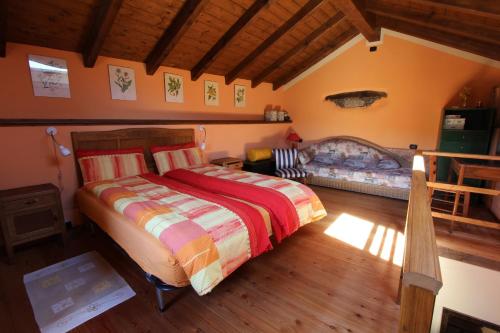 Un pat sau paturi într-o cameră la B&B Il Castello Lago Maggiore con TERRAZZA