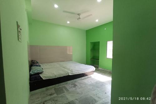 Een bed of bedden in een kamer bij OYO Hotel Madhuri