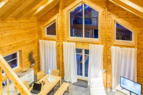 a log cabin with windows and a desk and a television at Ferienhaus Nordic in Lembruch