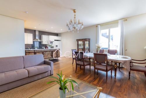 un salon avec un canapé et une table dans l'établissement Mon Petit Versailles, à Le Thillay