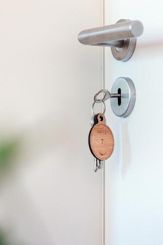 a keychain hanging from a door handle at Quinta Das Essências in Penafiel