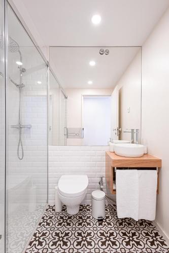 a bathroom with a toilet and a sink and a shower at Quinta Das Essências in Penafiel