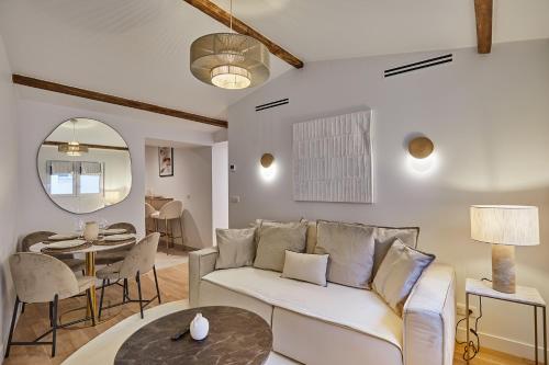 un salon avec un canapé et une table dans l'établissement Résidense au coeur de Paris by Studio prestige, à Paris