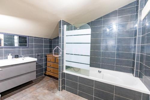 une salle de bain avec une douche, une baignoire et un lavabo dans l'établissement Mon Petit Versailles, à Le Thillay