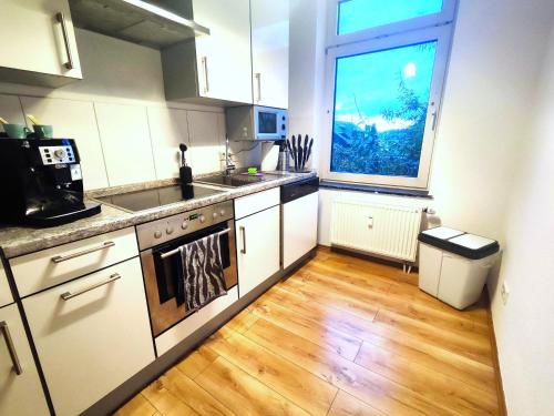 una cocina con una ventana grande en el centro de la misma en City Appartement Mönchengladbach, en Mönchengladbach