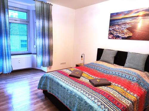 1 dormitorio con cama y ventana grande en City Appartement Mönchengladbach, en Mönchengladbach