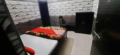 een kamer met een bed met een tafel en een stoel bij OYO Hotel Rajdeep in Agra