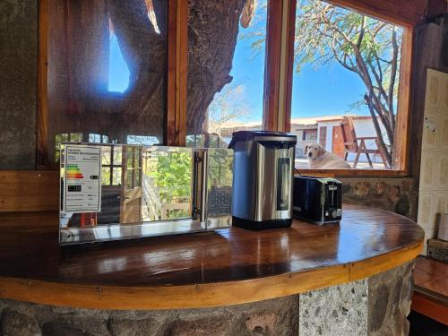 um balcão com uma máquina de café em cima em Anka Lodge Quitor em San Pedro de Atacama