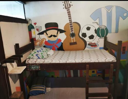 a room with a bunk bed with a mural on the wall at Lagarto Na Banana Hostel in Pipa