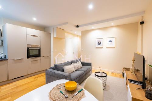 a living room with a couch and a table at Magnifique appartement à 10 min de l'aéroport Orly in Villeneuve-le-Roi