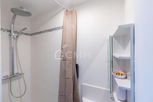 ein Bad mit einer Dusche und einer Glastür in der Unterkunft Magnifique appartement à 10 min de l'aéroport Orly in Villeneuve-le-Roi