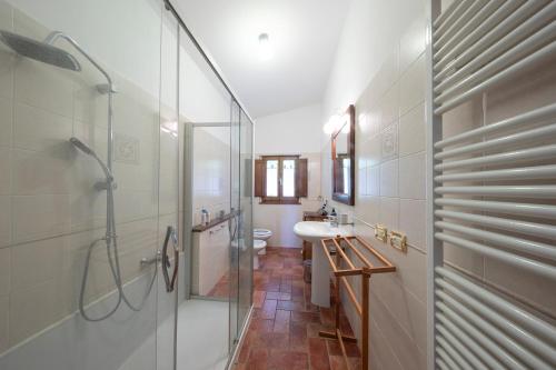 y baño con ducha, lavabo y aseo. en Villa Mori, en Badesse