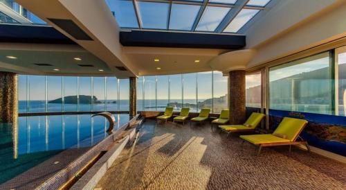 - Balcón de crucero con sillas y vistas al agua en Luxury Apartment Anastasia Tre canne, en Budva